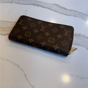 Louis Vuitton Zippy wallet in monogram with rose ballerine interior. Authentic